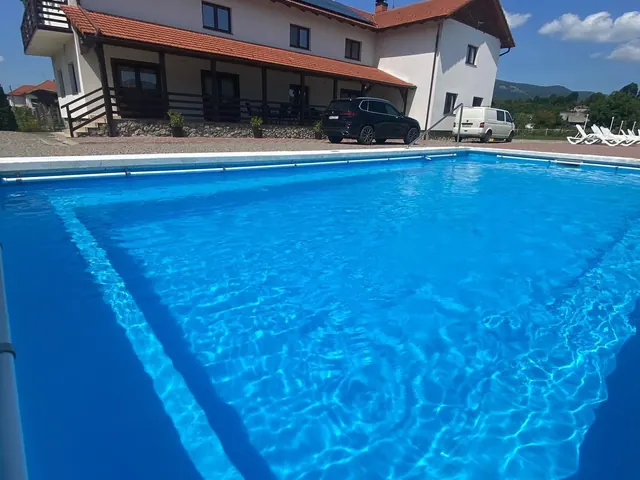 Pensiunea și piscina într-o zi senină