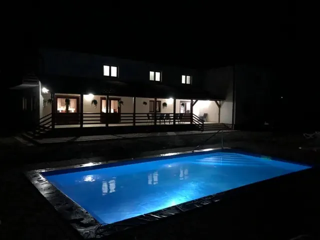 Piscina iluminată noaptea